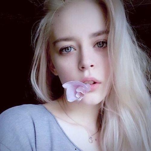 欧美写实哭脸图片女,情感的真实写照